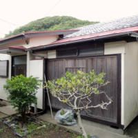 三浦郡葉山町長柄の賃貸物件/改修前（12年前）の姿がこちら。むくり屋根は瓦を下し、軽くて丈夫な屋根材を切り、曲げて合わせました