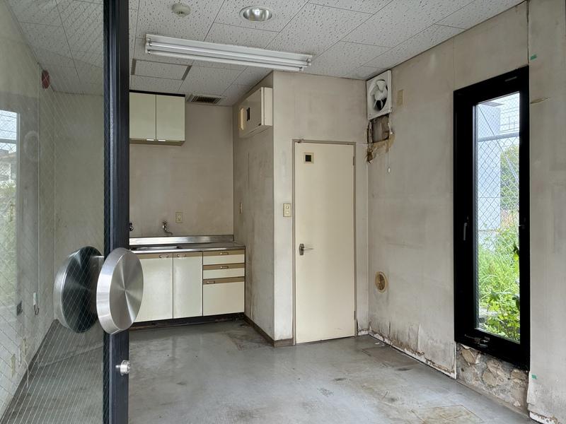 鎌倉市扇ガ谷一丁目の賃貸物件/線路側にも小さなドアが。自然光を取り込みます