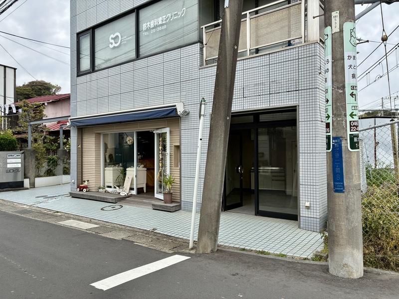鎌倉市扇ガ谷一丁目の賃貸物件/建物を引きで見るとこんな感じです。お隣は物販の店