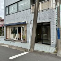 鎌倉市扇ガ谷一丁目の賃貸物件/建物を引きで見るとこんな感じです。お隣は物販の店