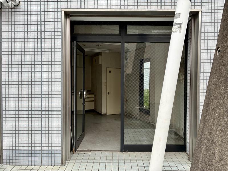 鎌倉市扇ガ谷一丁目の賃貸物件/間口の感じ。手前に電柱があるのがやや気になるけれど&hellip;