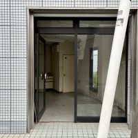 鎌倉市扇ガ谷一丁目の賃貸物件/間口の感じ。手前に電柱があるのがやや気になるけれど&hellip;