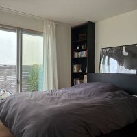 鎌倉市十二所の売買物件/1階 洋室3｜唯一隣家と接している方角の部屋ですが、十分に明るいのは建物まわりがゆったりしているからでしょう。二重サッシを施工し、防音性を高めています