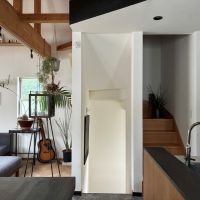 鎌倉市十二所の売買物件/2階 ダイニング｜明るい階段室を正面に