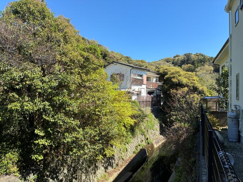 鎌倉市十二所の売買物件/建物裏｜滑川が通る自然豊かな眺め。川向こうのテニスコートからは活気ある雰囲気が伝わってきます