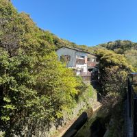 鎌倉市十二所の売買物件/建物裏｜滑川が通る自然豊かな眺め。川向こうのテニスコートからは活気ある雰囲気が伝わってきます