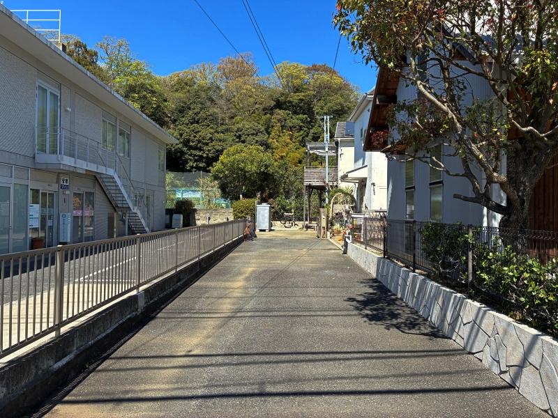 鎌倉市十二所の売買物件/アプローチ｜バス通りから物件方向を見る。この通路の一番奥が物件。通路の左側半分が敷地となります