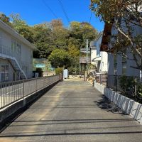鎌倉市十二所の売買物件/アプローチ｜バス通りから物件方向を見る。この通路の一番奥が物件。通路の左側半分が敷地となります