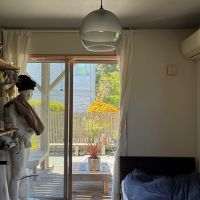 鎌倉市十二所の売買物件/1階 洋室1｜石膏像の奥の掃出し窓からは明るいバルコニーの雰囲気が伝わってきます