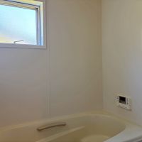 鎌倉市十二所の売買物件/2階 浴室｜小窓のみで十分明るいのは、建物の周囲が開けている証拠