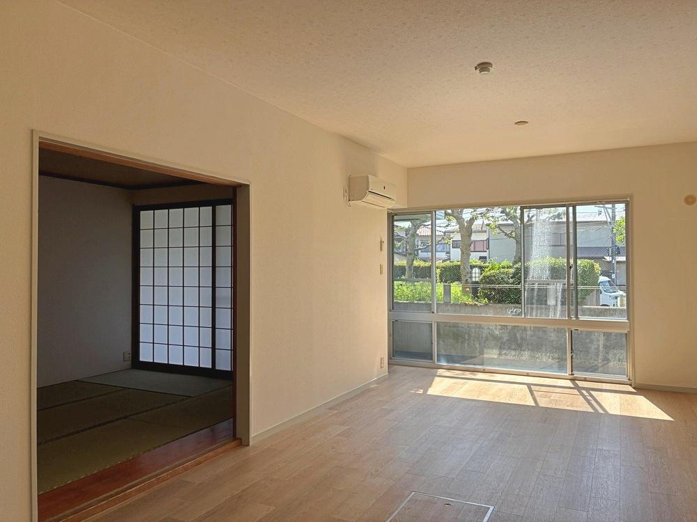 鎌倉市由比ガ浜三丁目の賃貸物件/【1階】リビングは日当たりもよく、緑の借景を楽しめます