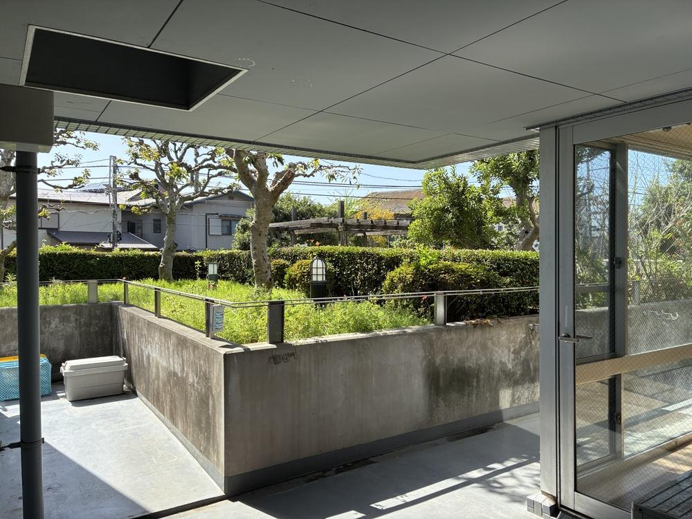 鎌倉市由比ガ浜三丁目の賃貸物件/【1階】バルコニー。お隣との境界線はゆるい感じです