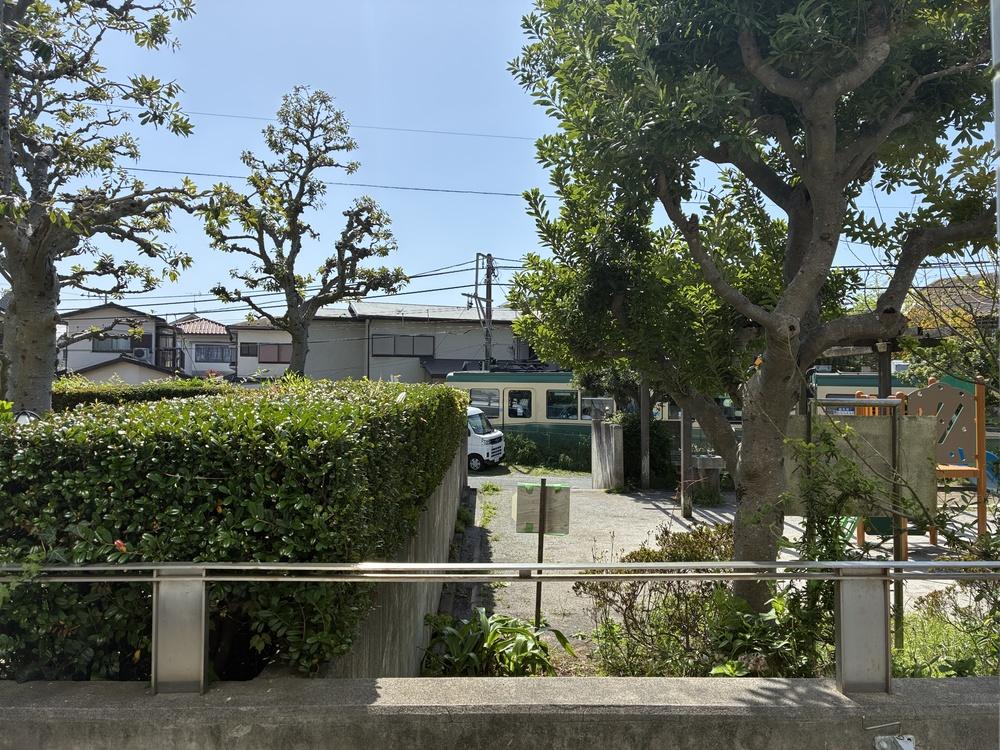 鎌倉市由比ガ浜三丁目の賃貸物件/【1階】リビングより。江ノ電が見える距離感です