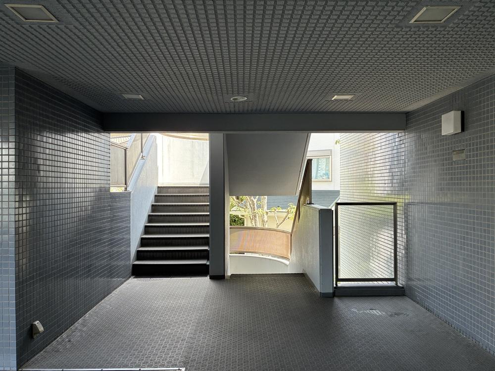 鎌倉市由比ガ浜三丁目の賃貸物件/マンション共用部（エレベーターもありますが、階段もよい）