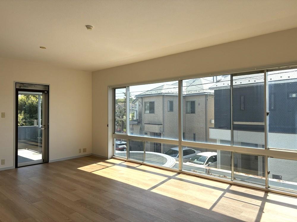 鎌倉市由比ガ浜三丁目の賃貸物件/【2階】リビング。窓が大きいのが特徴的です