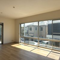 鎌倉市由比ガ浜三丁目の賃貸物件/【2階】リビング。窓が大きいのが特徴的です