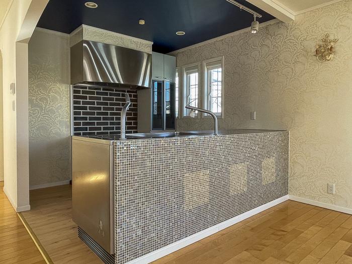 茅ヶ崎市東海岸一丁目の賃貸物件/キッチンはオープン。側面のモザイクタイルが印象的