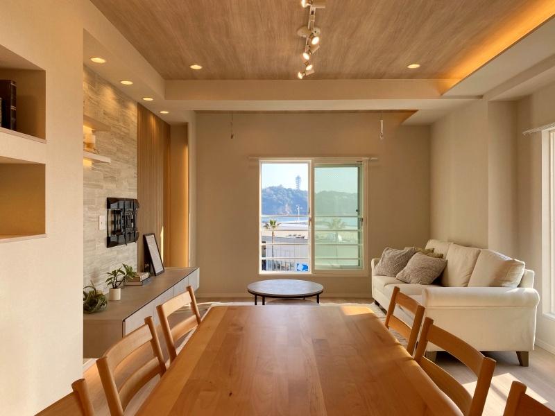 藤沢市片瀬海岸二丁目の売買物件/キッチンに立つと視線の先に江の島、いつでも江の島が見守っています