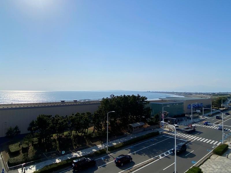 藤沢市片瀬海岸二丁目の売買物件/洋室1から見た眺め│小田原方面まで続く海岸線が見えます