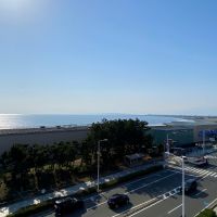 藤沢市片瀬海岸二丁目の売買物件/洋室1から見た眺め│小田原方面まで続く海岸線が見えます