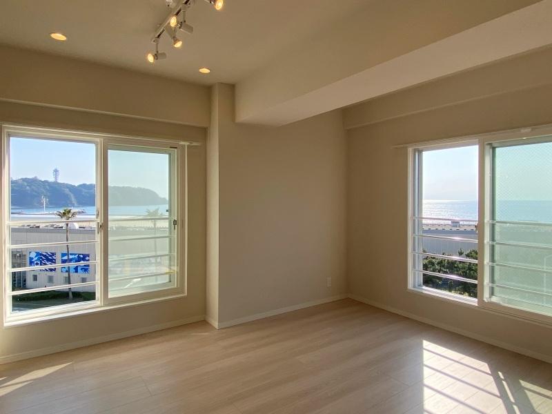 藤沢市片瀬海岸二丁目の売買物件/洋室1│約9.7帖、江の島と海どちらも眺められる部屋