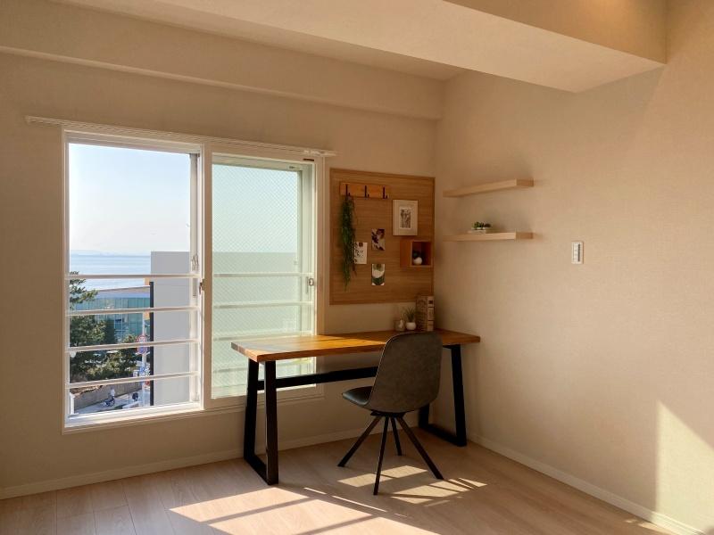藤沢市片瀬海岸二丁目の売買物件/洋室2│約7.4帖、窓際に机と椅子を置いて海を眺めながら過ごしたい