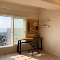 藤沢市片瀬海岸二丁目の売買物件/洋室2│約7.4帖、窓際に机と椅子を置いて海を眺めながら過ごしたい