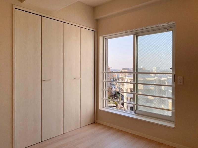 藤沢市片瀬海岸二丁目の売買物件/洋室3│約4.9帖、街並みが見えます