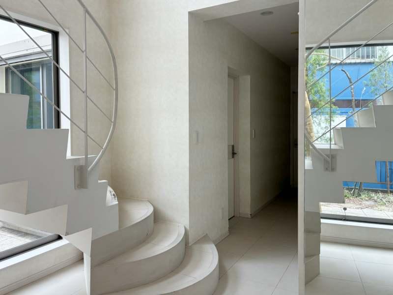 鎌倉市笛田五丁目の売買物件/1階ホール｜窓をナナメに切り取るように階段が配置されています