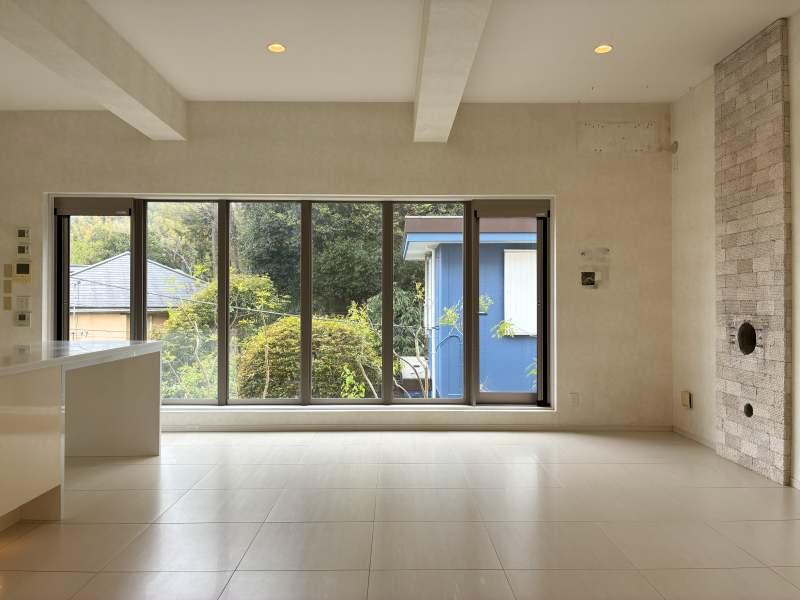 鎌倉市笛田五丁目の売買物件/LDK｜右側の壁穴はストーブ設置の跡となります