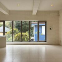 鎌倉市笛田五丁目の売買物件/LDK｜右側の壁穴はストーブ設置の跡となります