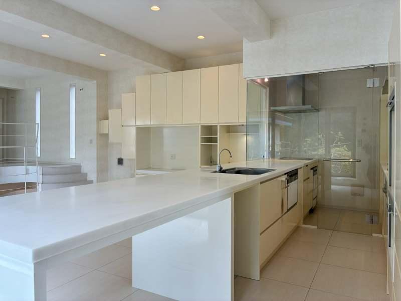 鎌倉市笛田五丁目の売買物件/キッチン｜コンロは5口、換気扇が2つ、食洗機も2台、そしてシンクはまさかの3つ。ここまで揃うと使いこなすのは簡単ではなさそうですが、多いというのは可能性でもあります