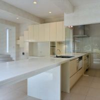 鎌倉市笛田五丁目の売買物件/キッチン｜コンロは5口、換気扇が2つ、食洗機も2台、そしてシンクはまさかの3つ。ここまで揃うと使いこなすのは簡単ではなさそうですが、多いというのは可能性でもあります