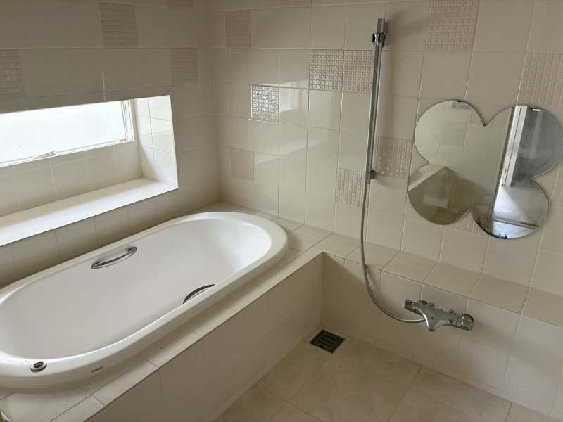 鎌倉市笛田五丁目の売買物件/浴室｜比較的綺麗なので、所々パーツを変えるだけで使えそうです