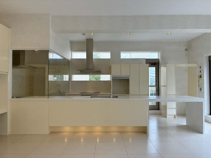 鎌倉市笛田五丁目の売買物件/LDK｜キッチンが大きい！元の住人はここで料理教室を開いていたそうです