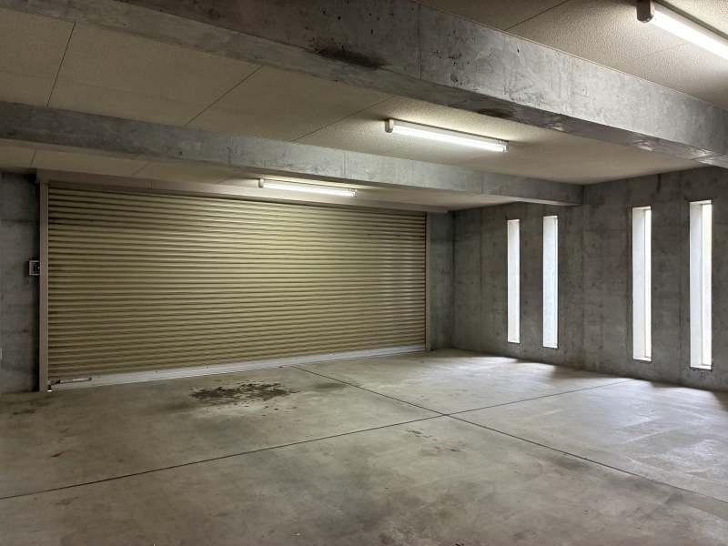 鎌倉市笛田五丁目の売買物件/車庫｜車が3台は入るかと思いますが、ジムにしたり、楽器を鳴らしたり、アウトドア用品の手入れをしたりと様々な使い方ができますね