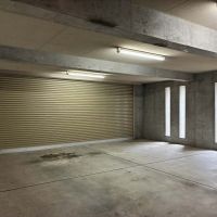 鎌倉市笛田五丁目の売買物件/車庫｜車が3台は入るかと思いますが、ジムにしたり、楽器を鳴らしたり、アウトドア用品の手入れをしたりと様々な使い方ができますね