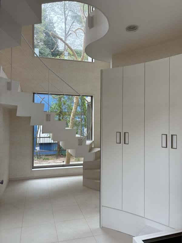 鎌倉市笛田五丁目の売買物件/玄関｜大きなFIX窓が2つ。上段の窓はアルファベットの&ldquo;Ｒ&rdquo;に見えました