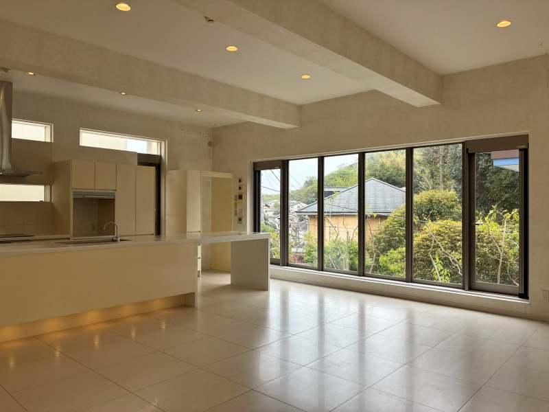 鎌倉市笛田五丁目の売買物件/LDK｜窓からは緑と笛田の景色が広がっています