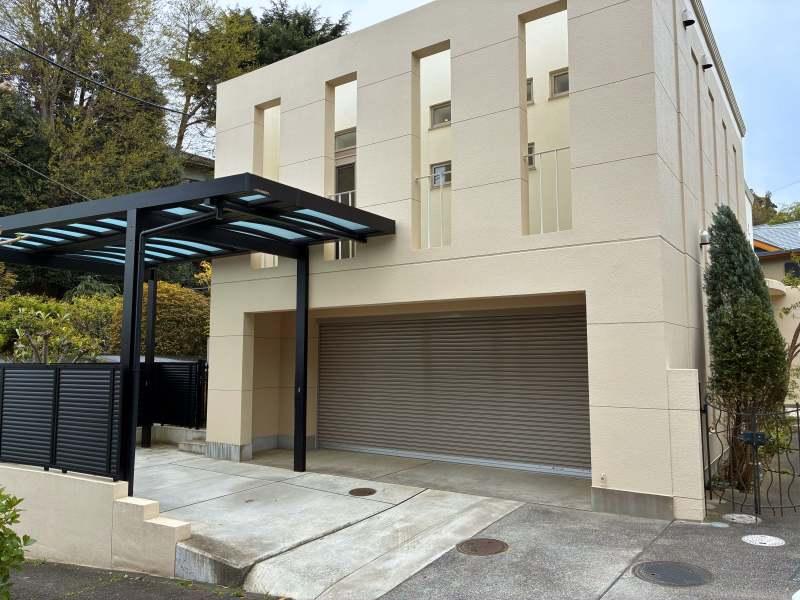 鎌倉市笛田五丁目の売買物件/外観｜キャンピングカー対応のカーポートも備わっていますが、日常使いであれば、ここをメインの駐車スペースに。そうすれば、ガレージは丸ごと遊び場になりますね