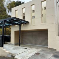 鎌倉市笛田五丁目の売買物件/外観｜キャンピングカー対応のカーポートも備わっていますが、日常使いであれば、ここをメインの駐車スペースに。そうすれば、ガレージは丸ごと遊び場になりますね