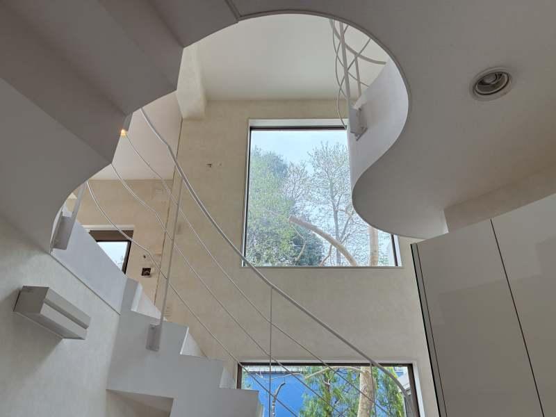 鎌倉市笛田五丁目の売買物件/玄関｜真っ白な空間に、うねる吹き抜けとカクカクした階段