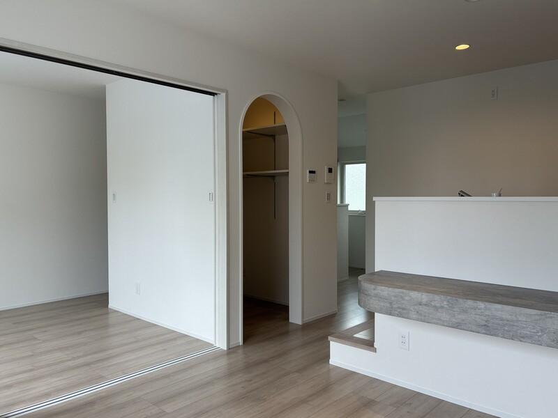 藤沢市本町二丁目の賃貸物件/アールの垂れ壁の小さな書斎付きの部屋です