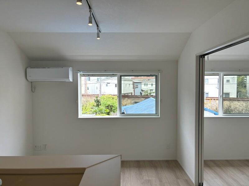 藤沢市本町二丁目の賃貸物件/窓からの景色は、ちょうど1軒家を挟んで線路