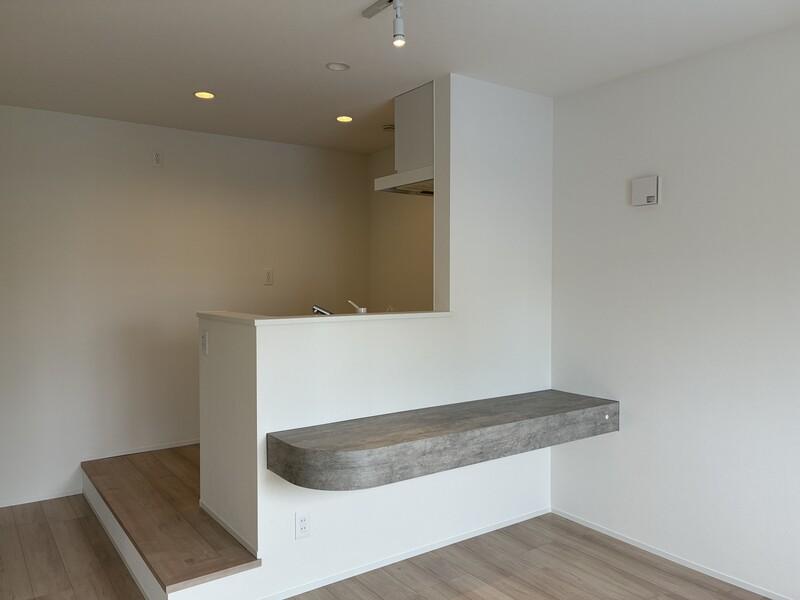 藤沢市本町二丁目の賃貸物件/1段上がってキッチン。自分だけのステージみたいです