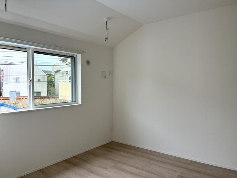 藤沢市本町二丁目の賃貸物件/洋室（バルコニーはないので、部屋干し用のフックが装備されています）