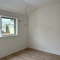 藤沢市本町二丁目の賃貸物件/洋室（バルコニーはないので、部屋干し用のフックが装備されています）