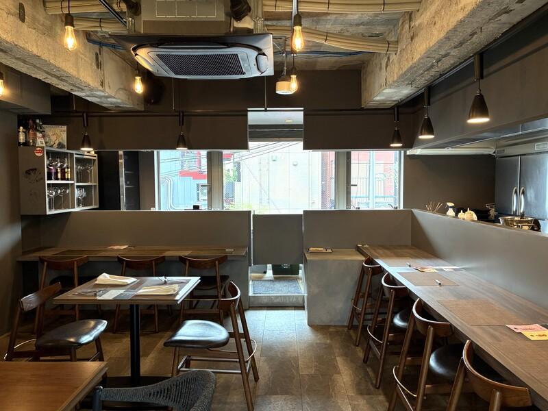 鎌倉市雪ノ下一丁目の賃貸物件/L字に配置されたキッチン設備。ライブ感が味わえるキッチンです