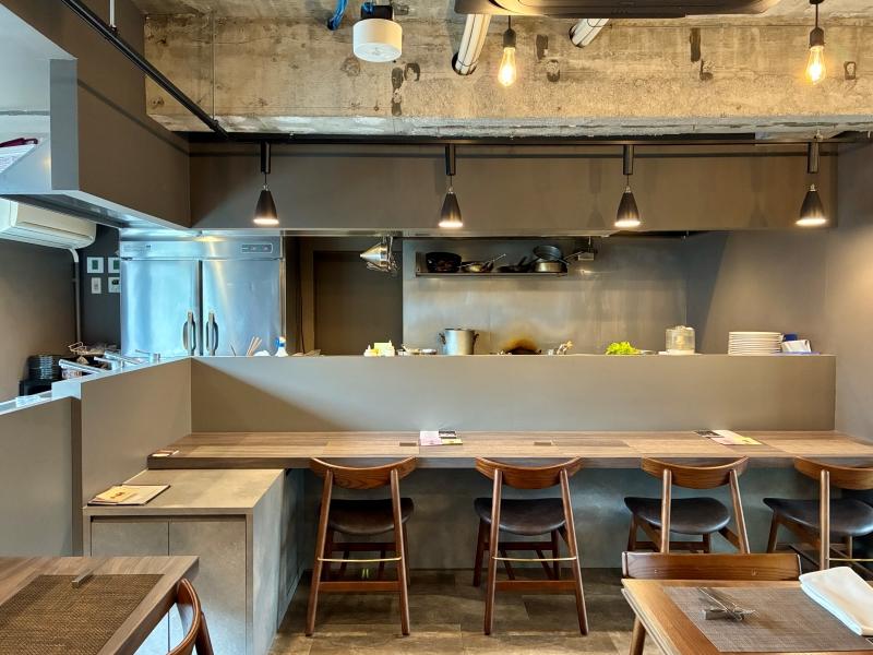 鎌倉市雪ノ下一丁目の賃貸物件/造作譲渡されます。カウンターとテーブル席があり、キッチン設備が入っています