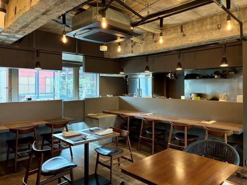 鎌倉市雪ノ下一丁目の賃貸物件/カウンター席、テーブル席もゆとりがあります